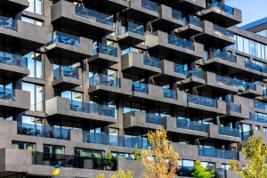 Meble z naturalnych zdrowych materiałów: Jak wybór ekologicznych rozwiązań wpływa na nasze zdrowie i wnętrza